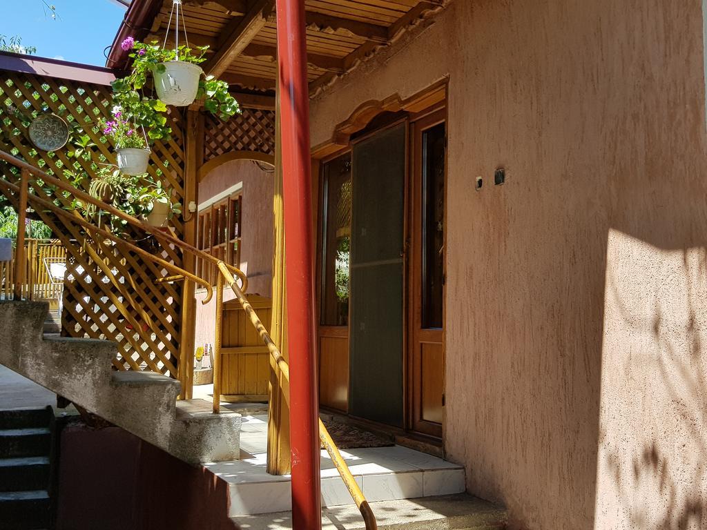 Casuta dintre dealuri Vladesti Exterior foto
